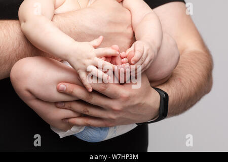 Vater kleines Baby in Händen halten und küssen kid Stockfoto