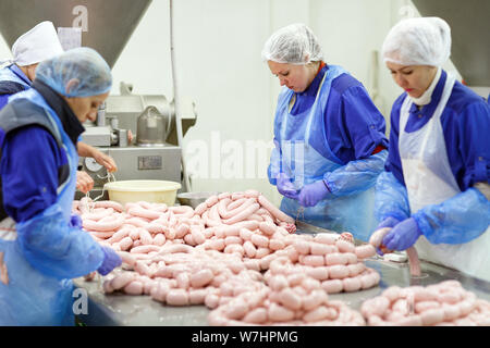 Metzger Verarbeitung Würstchen am Fleisch Fabrik Stockfoto