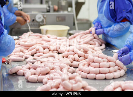 Metzger Verarbeitung Würstchen am Fleisch Fabrik Stockfoto