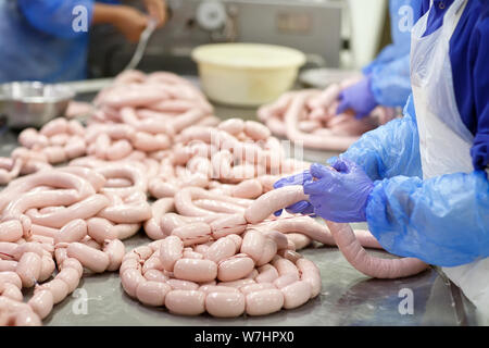 Metzger Verarbeitung Würstchen am Fleisch Fabrik Stockfoto