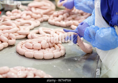 Metzger Verarbeitung Würstchen am Fleisch Fabrik Stockfoto