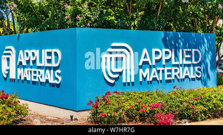 Juli 24, 2019 Santa Clara/CA/USA - Applied Materials Schild am Eingang zum Campus der Firma im Silicon Valley, South San Francisco ba veröffentlicht Stockfoto