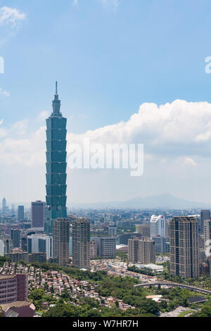 Taipei 101 Tower in der Skyline, ein Wahrzeichen supertall Wolkenkratzer aus Xiangshan aka Elephant Mountain oder den Elefanten, Xinyi Bezirk, Taiwan gesehen Stockfoto