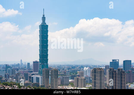 Taipei 101 Tower in der Skyline, ein Wahrzeichen supertall Wolkenkratzer aus Xiangshan aka Elephant Mountain oder den Elefanten, Xinyi Bezirk, Taiwan gesehen Stockfoto