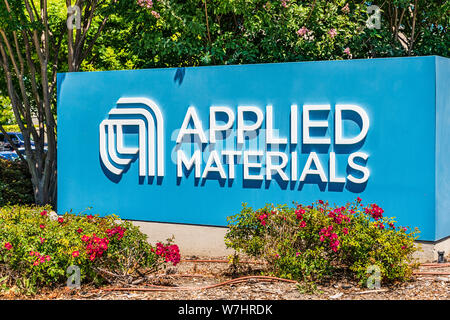 Juli 24, 2019 Santa Clara/CA/USA - Applied Materials Schild am Eingang zum Campus der Firma im Silicon Valley, South San Francisco ba veröffentlicht Stockfoto