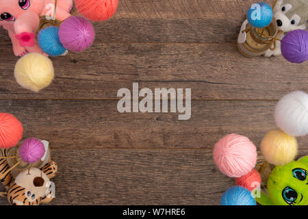 Baby Soft toys auf Holz Hintergrund, Ansicht von oben Stockfoto