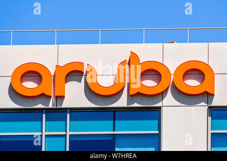 Juli 29, 2019 Santa Clara/CA/USA - Aruba Networks Zeichen an Ihrem Hauptsitz im Silicon Valley; Aruba ist ein in Santa Clara, Kalifornien-basierte, drahtlose Vernetzung Stockfoto