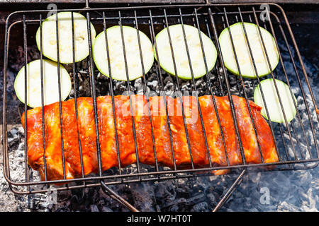 Raw Rippchen mariniert in Soße mit in Scheiben geschnittenen Zucchini Gemüse Grill im Freien Stockfoto