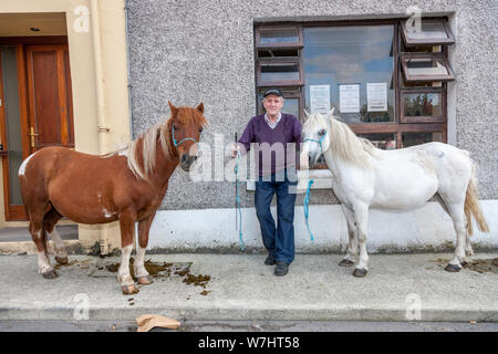 Dunmanway, Cork, Irland. 06 August, 2019. David O'Sullivan von Sprung mit seinen zwei Ponys an der Ballabuidhe Horse Fair, die jeden August in Dunmanway, Co Cork, Irland, statt. - Gutschrift; David Creedon/Alamy leben Nachrichten Stockfoto