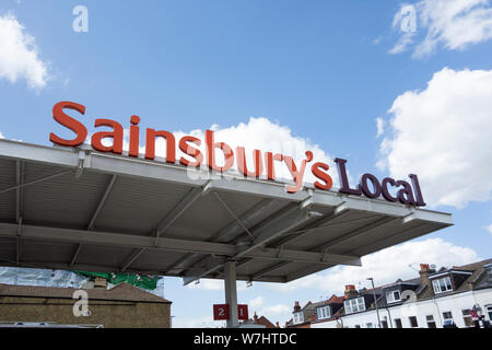 Sainsbury's Local Store signage über einer Tankstelle in Putney, South-West London, Großbritannien Stockfoto