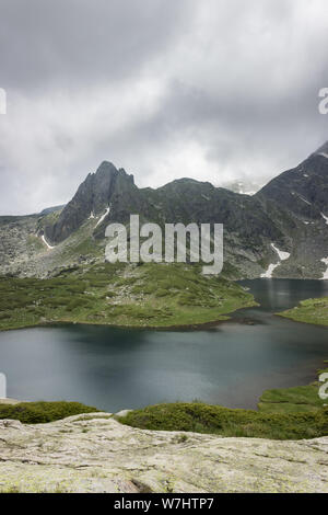 Misty, Moody, dramatische Wetter über schöne Twin Gletschersee auf Rila Gebirge in Bulgarien Stockfoto