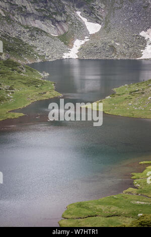 Misty, Moody, dramatische Wetter über schöne Twin Gletschersee auf Rila Gebirge in Bulgarien Stockfoto