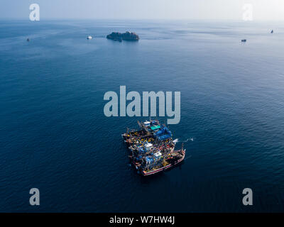 Antenne drone Ansicht von Fischtrawlern im Ozean in Asien Stockfoto