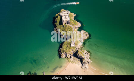 Antenne drone Ansicht eines alten, historischen Fort auf einer kleinen Insel vor eine malerische, bunte Küstenstadt (St Catherine, Tenby) Stockfoto