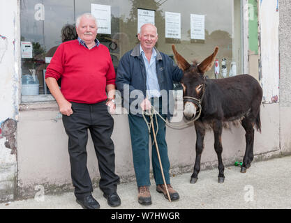 Dunmanway, Cork, Irland. 06 August, 2019. Sonny Kingston, Dunmanway und William Ryan, Ballydehob mit seinem Esel Pringle am Ballabuidhe Horse Fair, die jeden August in Dunmanway, Co Cork, Irland, statt. - Gutschrift; David Creedon/Alamy leben Nachrichten Stockfoto