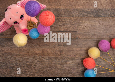 Pastellfarben wolle Kugeln und rosa Plüsch Elefant, Ansicht von oben Stockfoto