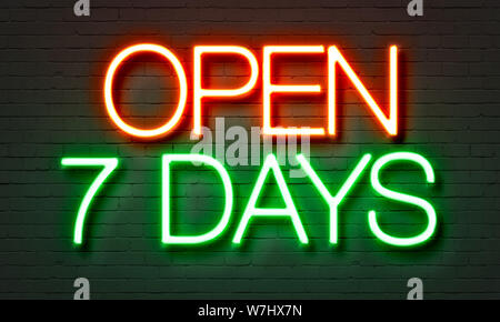 7 Tage Leuchtreklame auf Mauer Hintergrund öffnen Stockfoto