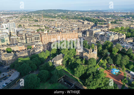 Antenne drone Ansicht der New Town von Edinburgh und St. Cuthberts Pfarrkirche Stockfoto