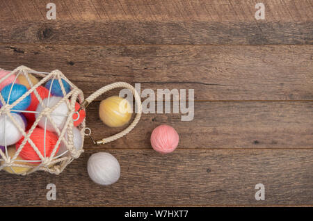 Weiß stricken Warenkorb auf einer hölzernen Hintergrund Stockfoto