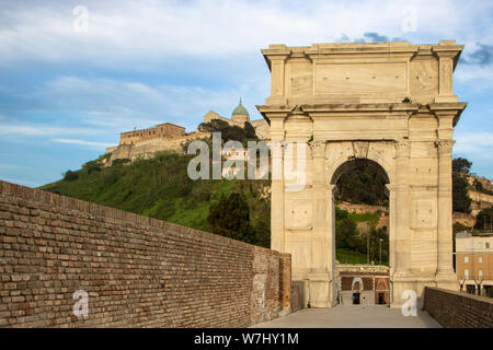 Der Bogen des Trajan und Saint Ciriaco Kathedrale auf Hintergrund, zwei Symbole von Ancona, Marken, Italien Stockfoto