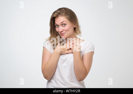 Frau tragen weiße t-shirt r lächelnd im Großen und Ganzen froh, dass Komplimente zu erhalten Stockfoto