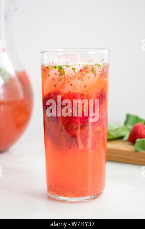 Erdbeere Basilikum Limonade Stockfoto