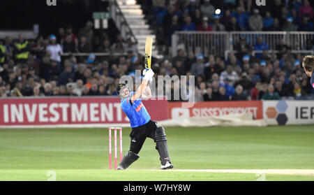 Hove, Sussex UK 6. August 2019 - Lukas Wright von Sussex Haie hits eine Grenze während der Vitalität T20 Blast Cricket Match zwischen Sussex Haie und glamorgan an der 1. zentralen County Boden in Hove: Simon Dack/Alamy leben Nachrichten Stockfoto