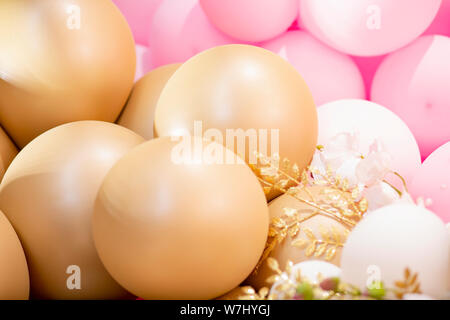 Festliche Dekoration mit hellem Luftballons mit Helium gefüllt. Rosa, Weiß und goldenen Kugeln und goldene Zweige schmücken die Urlaub. festival Dekoration, Hochzeit Stockfoto