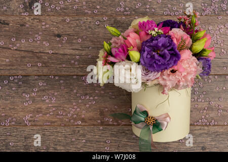 Blumenarrangement Herzstück für die Taufe auf hölzernen Hintergrund Stockfoto