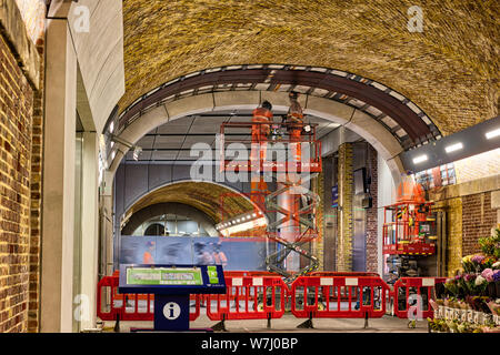 Ingenieure über Nacht arbeiten runden London Terminals zu setzen, bevor Sie station öffnet für Pendler und Reisende in der Morgen, England, Großbritannien Stockfoto