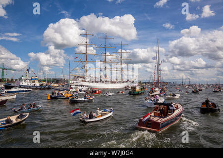 AMSTERDAM, 19-08-2010, Noordzeekanaal, Sail Amsterdam 2010, Schiffe auf dem noordzeekanaal während der Sail-in Stockfoto