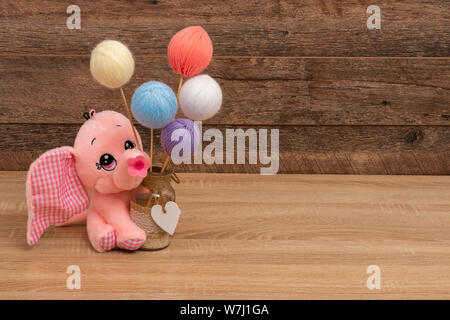 Gefüllte Elefant und Pastell Wolle Ball auf Stöcke Stockfoto