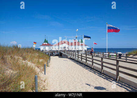 Ahlbeck, Deutschland - August 3, 2019: Seebrücke Ahlbeck in Ahlbeck auf der Insel Usedom. Es ist die älteste Pier in Deutschland. Die Pier erstreckt sich fr Stockfoto