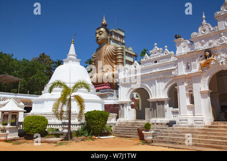 Dickwella, Sri Lanka - Januar 29,2019: Wewurukannala Vihara. Eine 50 m hohe sitzender Buddha Figur - das größte in Sri Lanka. Stockfoto