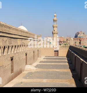 Passagen, die Ibn Tulun Moschee mit Minarett von Amir Sarghatmish Moschee in weitem Abstand, sayyida Zaynab Bezirk, mittelalterliche Kairo, Ägypten Stockfoto