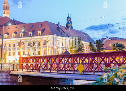 WROCLAW, Polen - 05. August 2019: Nachtansicht der meisten piaskowy die Rote Brücke gegen das Ossolineum oder der Nationalen Ossoliński Institut in Wrocla Stockfoto