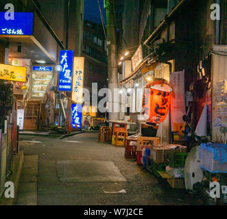 Von Gehwegen durch Pflanzen, Telefonzellen, Tokyo ist schön! Stockfoto