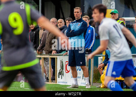 Penybont manager Rhys Griffiths auf der touchline gegen Cardiff City u23. Penybont v Cardiff City Freundschaftsspiel bei bryntirion Park im 6 Augus Stockfoto