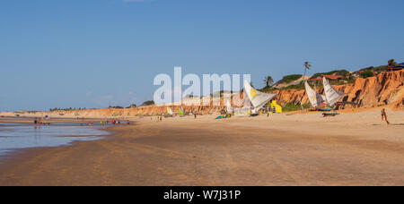 Canoa Quebrada, Ceará, Brasilien - 22. Juni 2015: Panoramablick auf die Landschaft von Canoa Quebrada Strand, Ceará, Brasilien, mit einigen Strandurlauber Spaß o Stockfoto