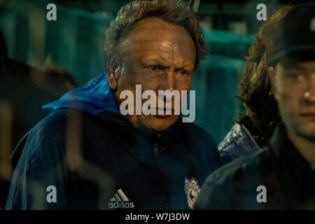 Cardiff City Manager Neil Warnock in der Menge. Penybont v Cardiff City Freundschaftsspiel bei bryntirion Park am 6. August 2019. Lewis Mitchell/YCPD Stockfoto