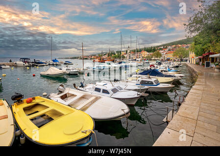 Landschaft mit Marina im Ferienort Crikvenica, in der Nähe von Crikvenica. Istrien, Kroatien Stockfoto