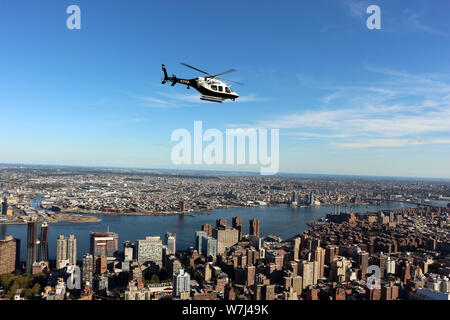 Blick vom Empire State Building 82 Nd-Stock observatory Deck auf den East River und die Brooklyn mit ein Polizeihubschrauber, 20 W 34th St, New York, NY 10001 Stockfoto