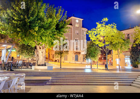 Hauptplatz in Küsten Ferienort Crikvenica in der Nacht. Istrien, Kroatien Stockfoto