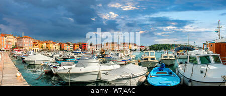 Panoramablick auf das Meer und die Bucht von Marina in der Altstadt von Rovinj. Istrien, Kroatien Stockfoto