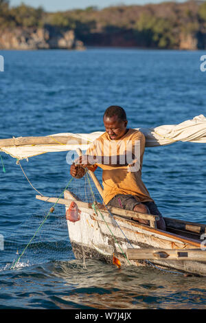 Afrika, Madagaskar, Anjajavy, lokale Fischerboote und Fischer sammeln ihre Fänge aus dem Fischernetz Stockfoto