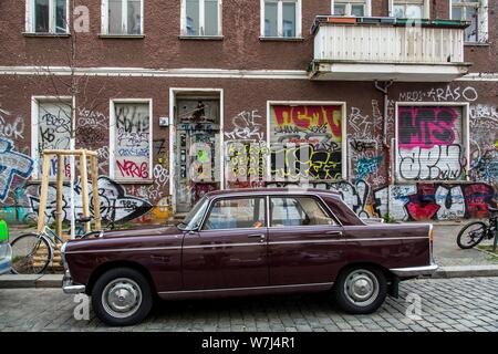 Graffiti, Malerei, alten Haus in der Dirschauer Straße, im Bezirk Friedrichshain, Berlin, Deutschland Stockfoto