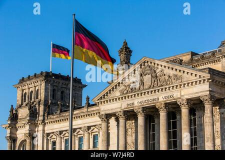 Deutsche Fahne neben dem Reichstag, Regierungsviertel, Berlin, Deutschland Stockfoto