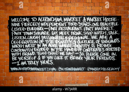 Ein handgeschriebenes Schild an der Außenwand von Altrincham Markt Haus in Cheshire, Großbritannien. Stockfoto
