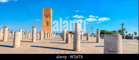 Panoramablick auf die Landschaft mit Minarett der Hassan Turm, unfertigen alte Moschee in Innenhof mit Steinsäulen in Rabat. Marokko, Afrika Stockfoto