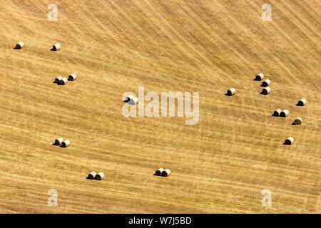 Luftaufnahme, Strohballen auf geernteten Getreide Feld, Velbert, Ruhrgebiet, Nordrhein-Westfalen, Deutschland Stockfoto
